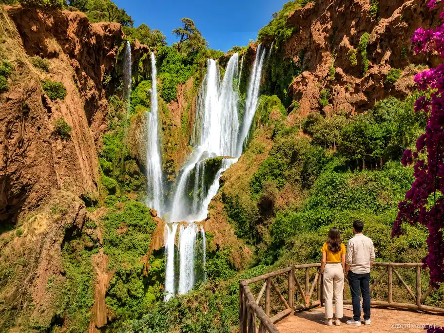 Viatger pel camí durant l'excursió econòmica a les Cascades d'Ouzoud des de Marràqueix