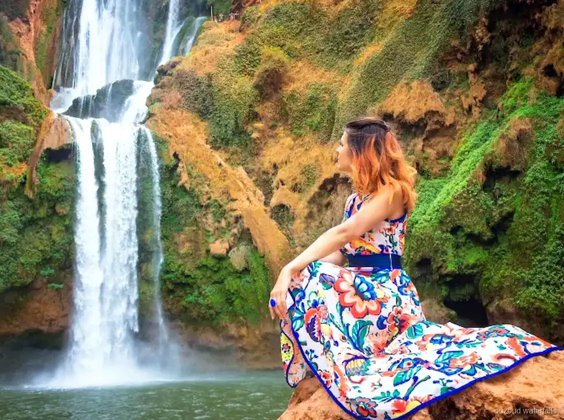 Grup de l'excursió privada en un mirador sobre les Cascades d'Ouzoud