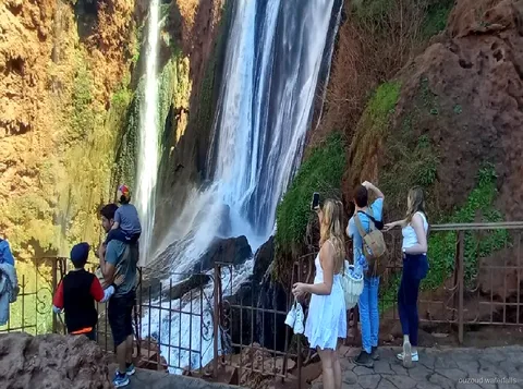 Vehículo de la excursión en grupo reducido a las Cascadas de Ouzoud saliendo de Marrakech