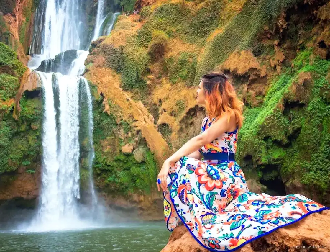 Grupo de la excursión privada en un mirador sobre las Cascadas de Ouzoud