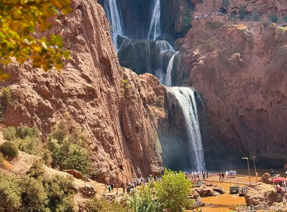 Pareja relajándose cerca de las Cascadas de Ouzoud en la excursión privada de lujo