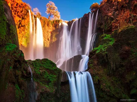 Guide privé accompagnant un couple vers les Cascades d'Ouzoud