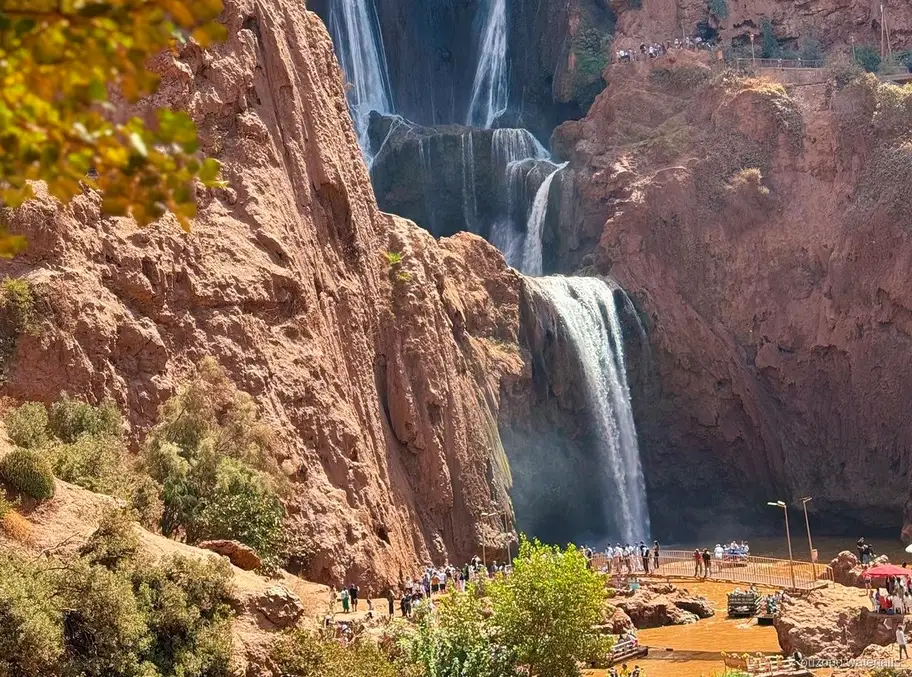 Couple se détendant près des Cascades d'Ouzoud pendant l'excursion privée de luxe