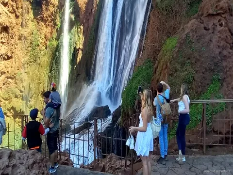 Voertuig van de kleine groepstour naar de Ouzoud Watervallen vertrekt vanuit Marrakech