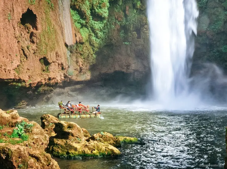 Traditionele houten boottocht bij de voet van de Ouzoud Watervallen nabij Marrakech