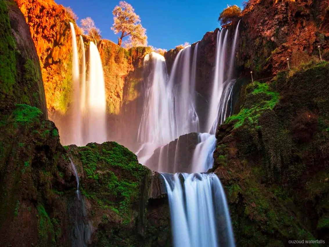 Privater Guide führt ein Paar hinab zu den Ouzoud Wasserfällen